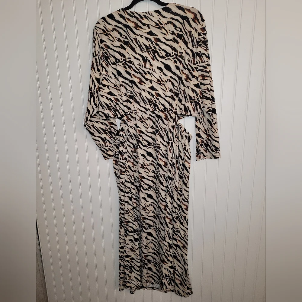 NWT Torrid Zebra Print Side Cutout Midi Dress - Size 2X - Picture 7 of 9